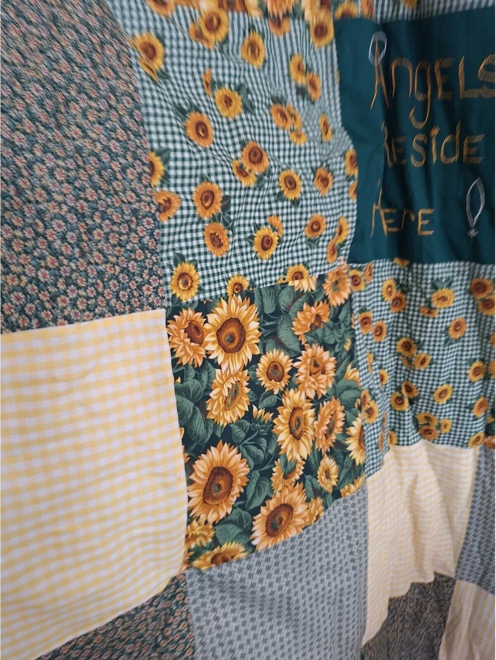 Vintage sunflower quilt, 1980's? Very good condition, cottage core. 85